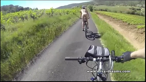 Frisse Flashing and nude in public biking on the road energievideo's