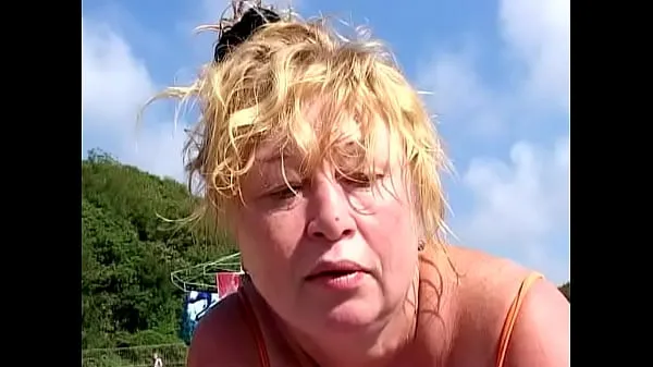 Νέα Mature woman on the beach ενεργειακά βίντεο
