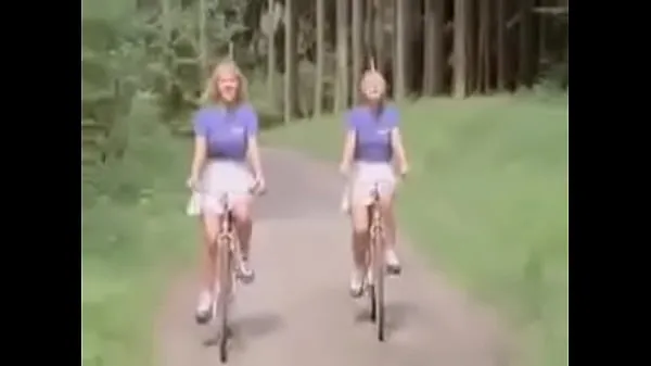 Nouvelles vidéos sur l'énergie Blonde teens ride bikes