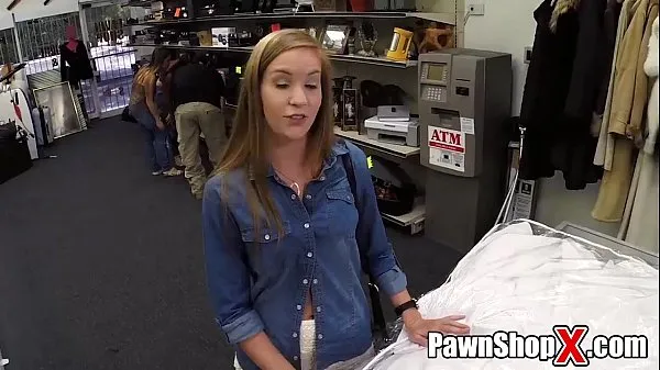新鲜Desperate Bride Sells Her Dress and Ass for Quick Cash at Pawn Shop xp14512 HD能量视频
