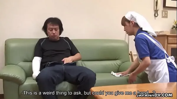 Frisse Asian housekeeper helps him out with his problem energievideo's