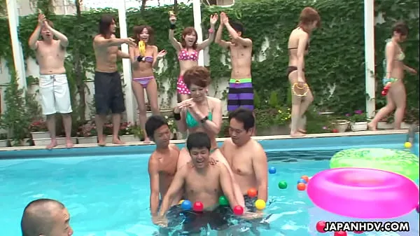 Frisse Skinny ass Asian sluts are having fun by the pool energievideo's