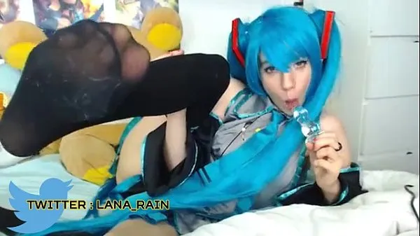 Frisse Cosplayer Lana Rain Fucks Herself With A Dildo As Vocaloid energievideo's
