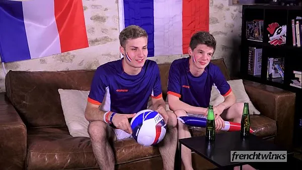 Свежие Два твинка по-своему поддерживают сборную Франции по футболу энергетические видео