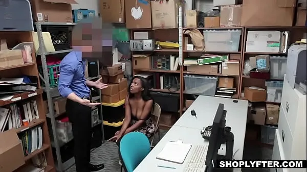 新鲜Shy ebony shoplifter got caught and fucks with the security能量视频