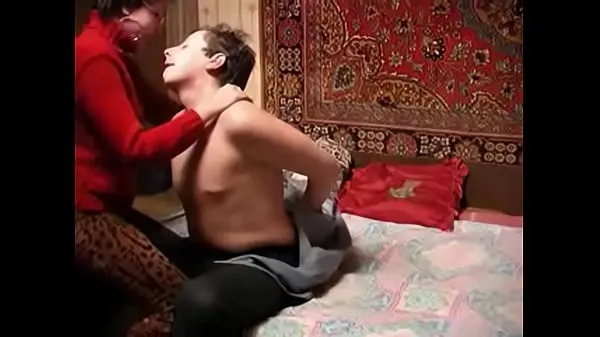 วิดีโอ Russian mature and boy having some fun alone พลังงานใหม่ๆ