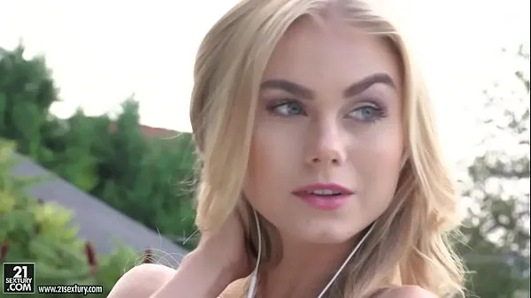 Čerstvá videa o Blonde beauty riding a big dick - Nancy A, Martin Martinelli energii