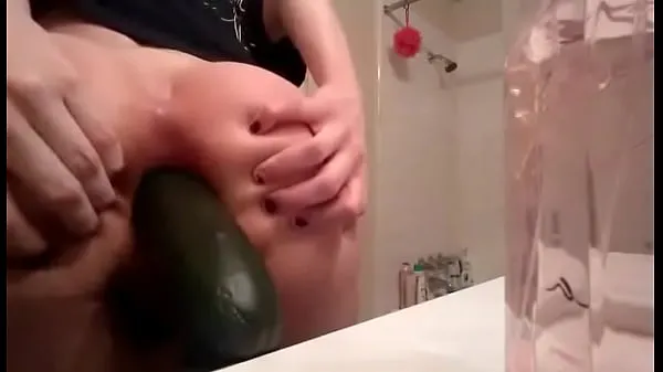 Frisse Young blonde gf fists herself and puts a cucumber in ass energievideo's