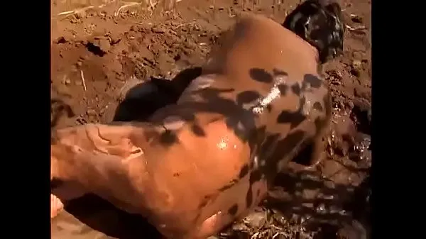 Frisse Fat woman in the mud energievideo's