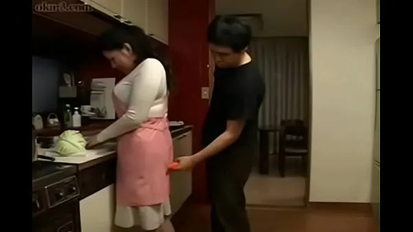 Friss Japanese Step Mom and Son in Kitchen Funenergiás videók