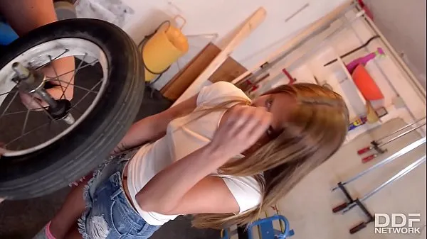 Čerstvá videa o Sexy Teen in Knee High Socks Rides Cock in a Repair shop energii