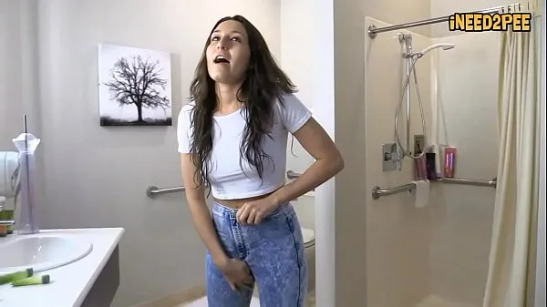 Video energi Sexy desperate girls need to pee 2017 5 segar