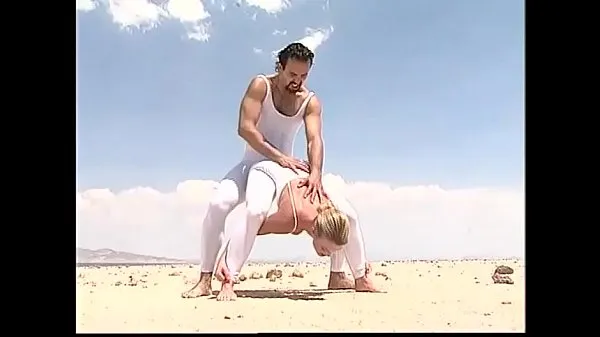 Sveži videoposnetki o Blonde in yoga pants fucked on the beach energiji