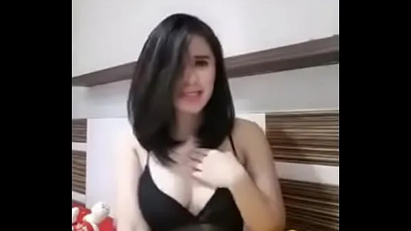 Frisse Indonesian Bigo Live Shows off Smooth Tits energievideo's