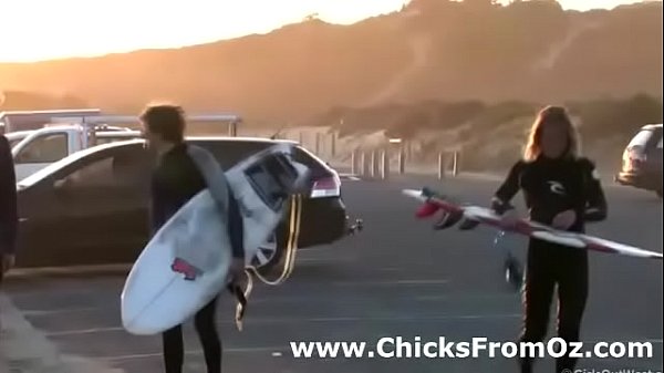 Frisse Horny Aussie chicks watch surfers energievideo's