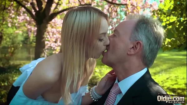 Jeune blonde gémissante baise un vieil homme qu'elle avale son éjaculation