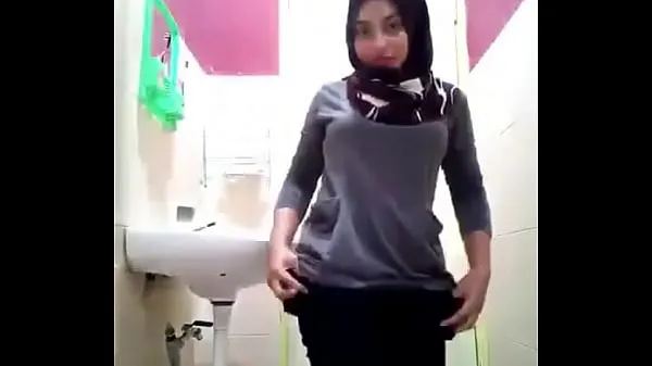 Sveži videoposnetki o Aunt hijab masturbates in hot bathroom energiji