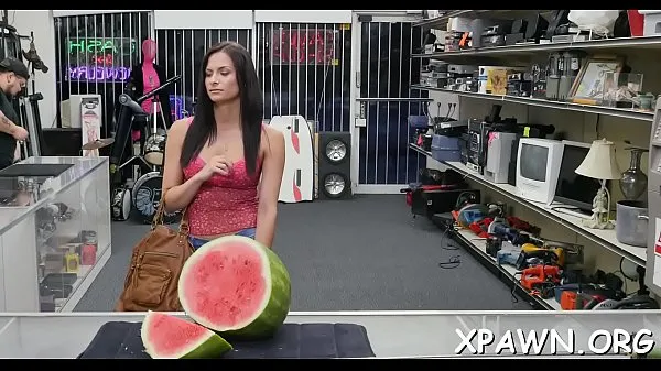 Friske A hawt dilettante makes her way to the shop to have sex energivideoer