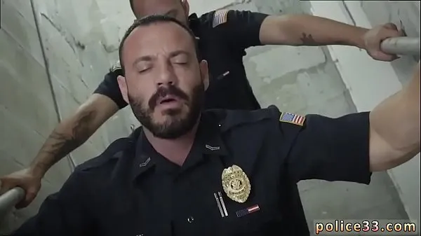Čerstvé Gay porn guy wearing condom s Fucking the white police with some energetické videá