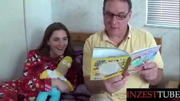วิดีโอ step Daddy Reads Daughter a Bedtime Story พลังงานใหม่ๆ