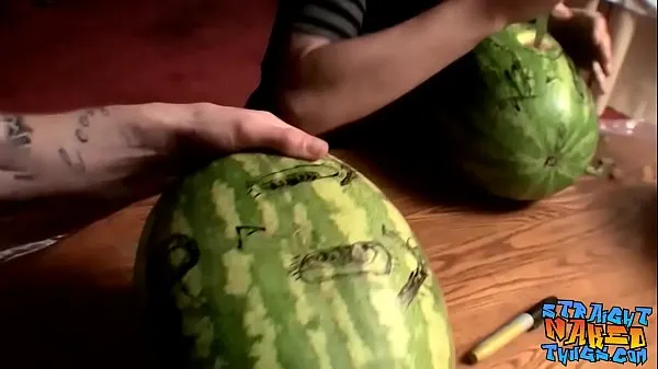 新鲜Straight inked guys fuck watermelons until cumming能量视频