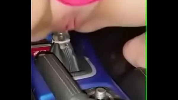 Čerstvé Beautiful girl fucking gear of car on the front seat on fear gear energetické videá