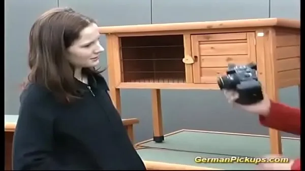 Frisse german teen picked up from street for her first anal energievideo's