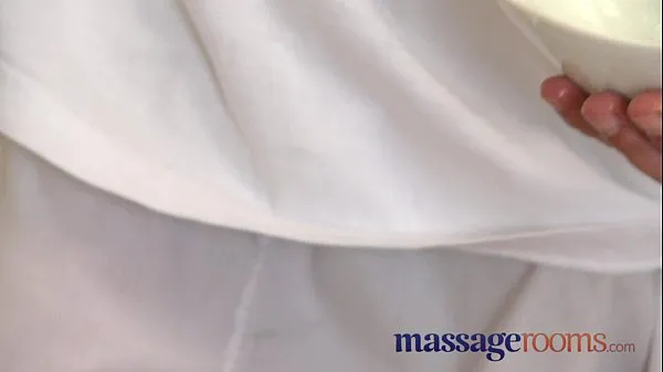 วิดีโอ Massage Rooms Mature woman with hairy pussy given orgasm พลังงานใหม่ๆ