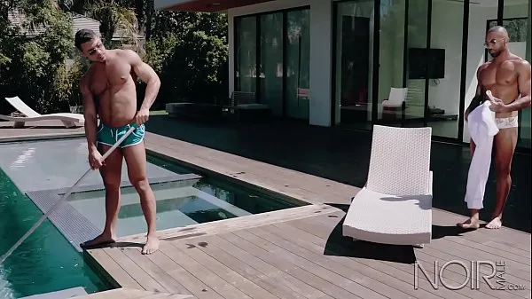 Сексуальный черный парень с большим членом занимается сексом с латинским парнем, который чистит свой бассейн