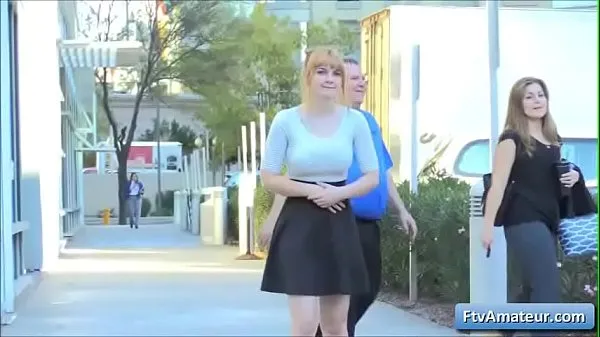 Frisse Hot blonde teen Alyssa flash her big natural boobs in a restaurant energievideo's