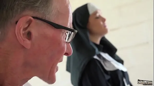 مقاطع فيديو Sexy young nun has sex for the first time with a grandpa in the confessional جديدة للطاقة