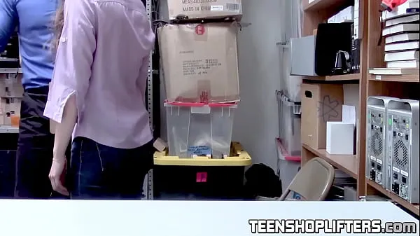 วิดีโอ Sneaky little shoplifter caught and fucked by security guard พลังงานใหม่ๆ