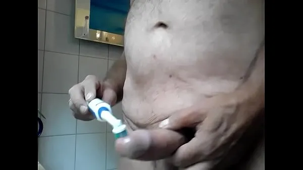 Frisse Bathroom - jerk off and cum with a toothbrush energievideo's