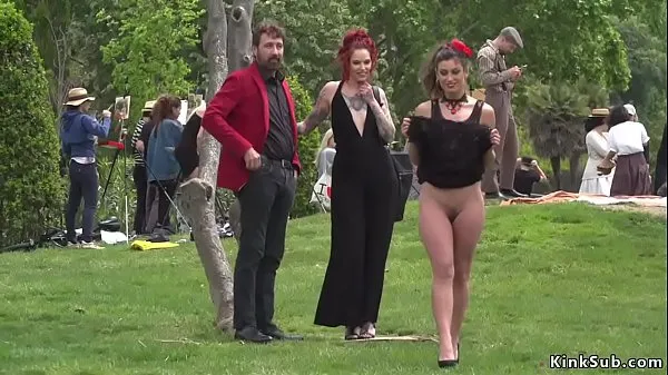Sveži videoposnetki o Butt naked slave walked in the park energiji