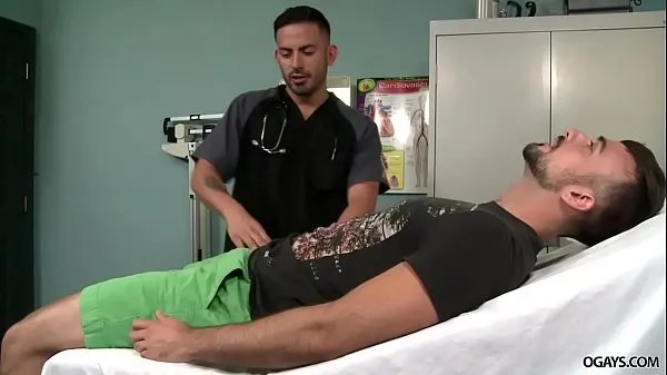 Frisse Gay doc makes his patient hard energievideo's