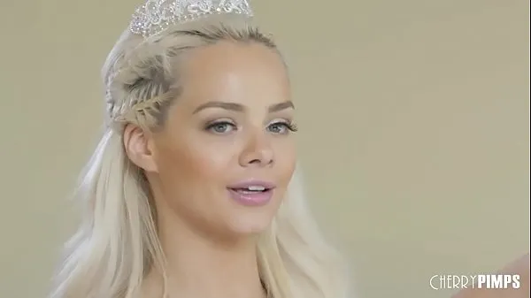 Taze Hot babe Elsa Jean is interviewed and crowned Cherry of the Year Enerji Videoları