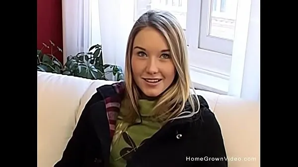 Friske Adorable blonde amateur teen rubs her hairless pussy energivideoer