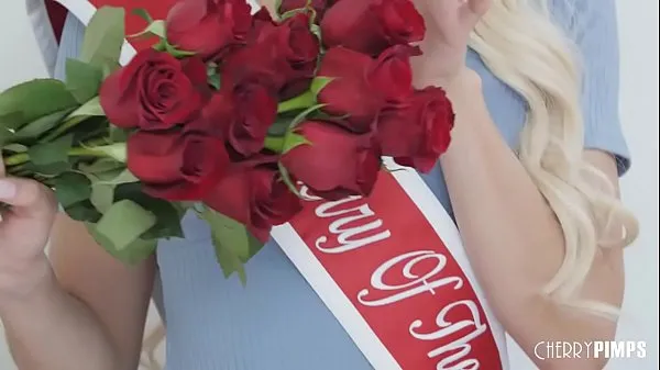 วิดีโอ Petite Blonde Babe Elsa Jean is Crowned Cherry of the Year พลังงานใหม่ๆ