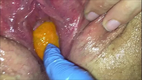 Video di Stretta figa milf ottiene la sua figa distrutta con una mela arancione e grande spuntando fuori dal suo buco stretto facendo il suo schizzoenergia fresca
