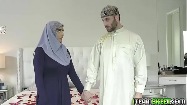 Nuevos Mujer joven y caliente con hiyab se desnuda y monta la carne de hombre de su novio vídeos de energía