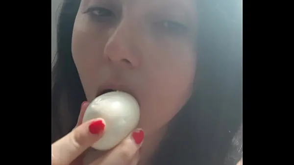 Friske Mimi putting a boiled egg in her pussy until she comes energivideoer