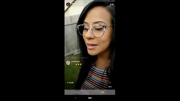تازہ Husband surpirses IG influencer wife while she's live. Cums on her face توانائی کے ویڈیوز