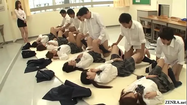 Video di Futuro sesso obbligatorio del Giappone a scuola con molte studentesse vergini che fanno sesso missionario con i compagni di classe per aiutare ad aumentare la popolazione in HD con i sottotitoli in ingleseenergia fresca
