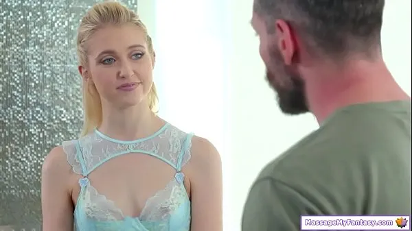 Frisse Blonde masseuse give client nuru massage energievideo's