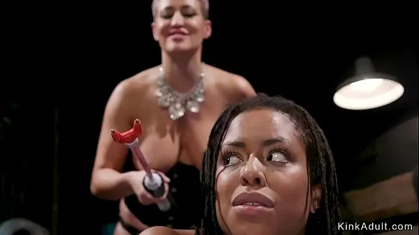 Fersk Busty Milf dom lesbian spanks ebony energivideoer