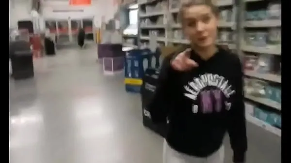 Frisse Teen sucks cock in Walmart energievideo's