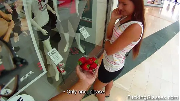 Friske Sweet strawberry Promesita fuck in a WC energivideoer