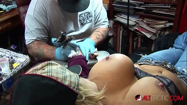 Taze Shyla Stylez gets tattooed while playing with her tits Enerji Videoları
