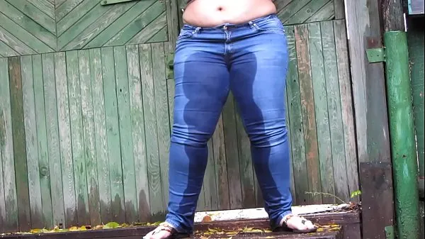 Čerstvé Golden showers and farting in public outdoors. Amateur fetish compilation from chic bbw with big booty and hairy pussy energetické videá