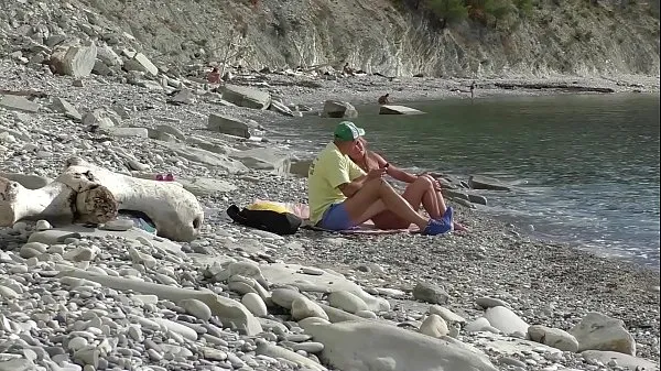 Video di Il blogger di viaggio ha incontrato una ragazza per nudisti. Pompino pubblico sulla spiaggia in Bulgaria. RoleplaysCouplesenergia fresca
